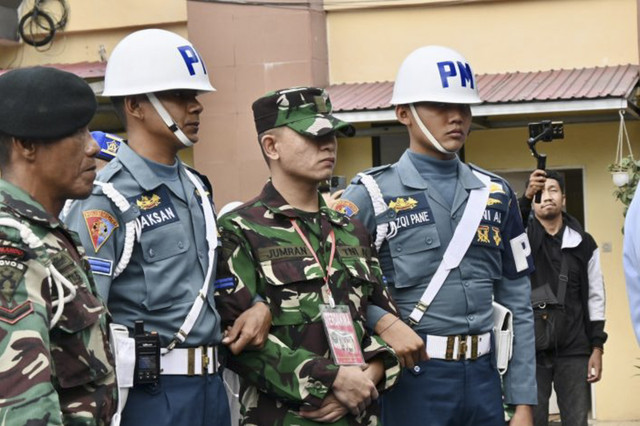 Terdakwa Kelasi Satu Jumran (kedua kanan) dihadirkan saat pemeriksaan barang bukti di sela-sela sidang dengan agenda pembacaan surat dakwaan terkait kasus pembunuhan jurnalis Juwita di Pengadilan Militer (Dilmil) I-06 Banjarmasin, Kota Banjarbaru. Foto: Tumpal Andani Aritonang/Antara