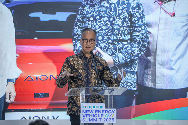 Menteri Perindustrian Agus Gumiwang memberikan keynote speech pada kumparan New Energy Vehicle Summit 2025 di MGP Space, SCBD Park, Jakarta, Selasa (6/5/2025). Foto: Syawal Febrian Darisman/kumparan