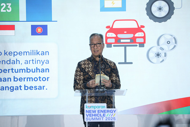 Menteri Perindustrian Agus Gumiwang memberikan keynote speech pada kumparan New Energy Vehicle Summit 2025 di MGP Space, SCBD Park, Jakarta, Selasa (6/5/2025). Foto: Syawal Febrian Darisman/kumparan