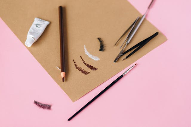 Ilustrasi merk lem eyelash extension yang tahan lama. Sumber: www.pexels.com