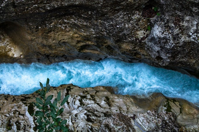 Green Canyon Karawang. Foto hanyalah ilustrasi, bukan tempat yang sebenarnya. Sumber: Unsplash/Jonas Gerg