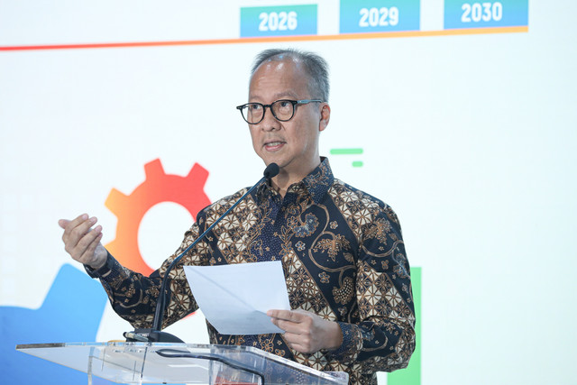 Menteri Perindustrian Agus Gumiwang memberikan keynote speech pada kumparan New Energy Vehicle Summit 2025 di MGP Space, SCBD Park, Jakarta, Selasa (6/5/2025). Foto: Syawal Febrian Darisman/kumparan
