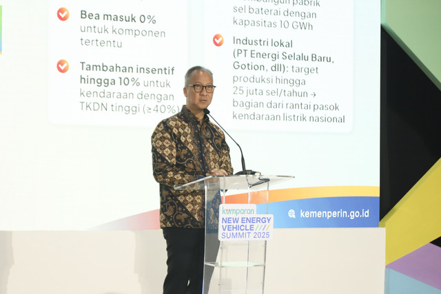 Menteri Perindustrian Agus Gumiwang memberikan keynote speech pada kumparan New Energy Vehicle Summit 2025 di MGP Space, SCBD Park, Jakarta, Selasa (6/5/2025). Foto: Iqbal Firdaus/kumparan