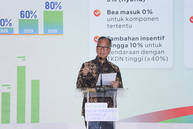 Menteri Perindustrian Agus Gumiwang memberikan keynote speech pada kumparan New Energy Vehicle Summit 2025 di MGP Space, SCBD Park, Jakarta, Selasa (6/5/2025). Foto: Jamal Ramadhan/kumparan