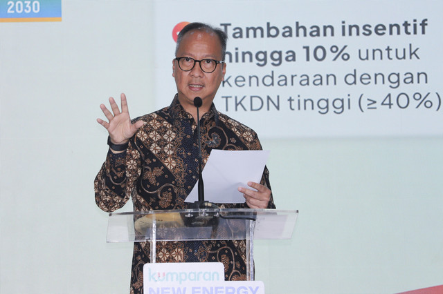 Menteri Perindustrian Agus Gumiwang memberikan keynote speech pada kumparan New Energy Vehicle Summit 2025 di MGP Space, SCBD Park, Jakarta, Selasa (6/5/2025). Foto: Jamal Ramadhan/kumparan