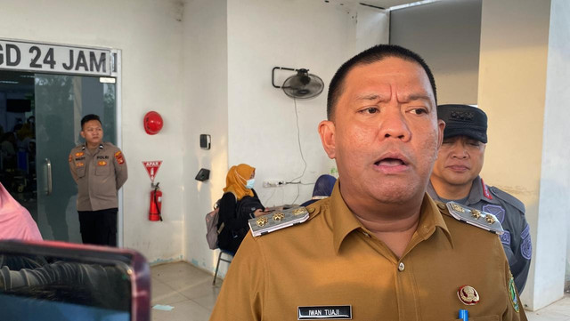 Wakil Bupati PALI Iwan Tuaji saat meninjau siswa yang diduga mengalami keracunan makanan MBG. Foto : Istimewa