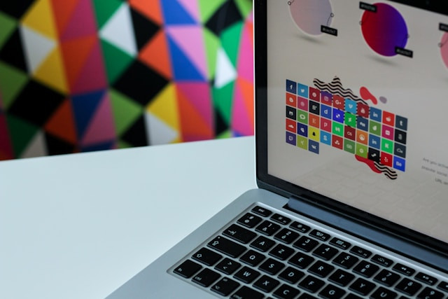 Perbedaan Bidang Kerja DKV dan Desain Grafis. Foto Hanya Ilustrasi, Bukan Sebenarnya. Sumber Foto: Unsplash.com/NordWood Themes