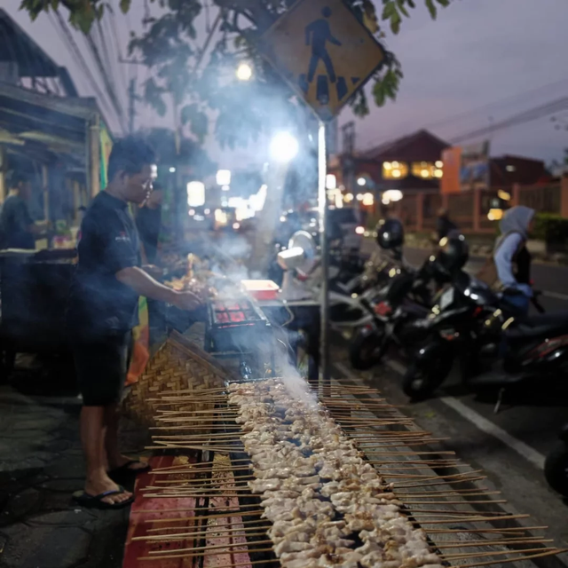Sumber : dokumentasi pribadi (proses pembakaran Sate Taichan Uziel di atas Trotoar)