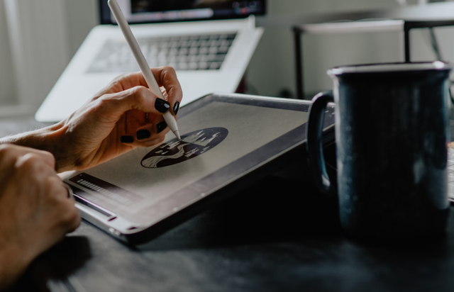 Ilustrasi fitur utama template profesional pada wepik memungkinkan pengguna untuk. Sumber: Unsplash/Kelly Sikkema