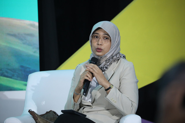 Kepala Kajian Ekonomi Hijau dan Iklim LPEM FEB UI Alin Halimatussadiah menjadi pembicara pada kumparan New Energy Vehicle Summit 2025 di MGP Space, SCBD Park, Jakarta, Selasa (6/5/2025). Foto: Syawal Febrian Darisman/kumparan