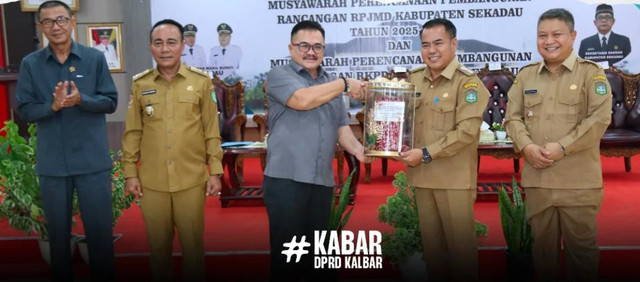 Ketua DPRD Kalbar, Aloysius saat menerima cinderamata dari Bupati Sanggau, Aron. Foto: Dok. DPRD Kalbar