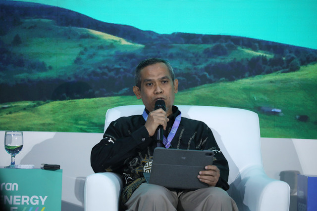 Direktur Bioenergi, Direktorat Jenderal Energi Baru Terbarukan dan Konservasi Energi (EBTKE), Kementerian ESDM Edi Wibowo menjadi pembicara pada kumparan New Energy Vehicle Summit 2025 di MGP Space, SCBD Park, Jakarta, Selasa (6/5/2025). Foto: Syawal Febrian Darisman/kumparan