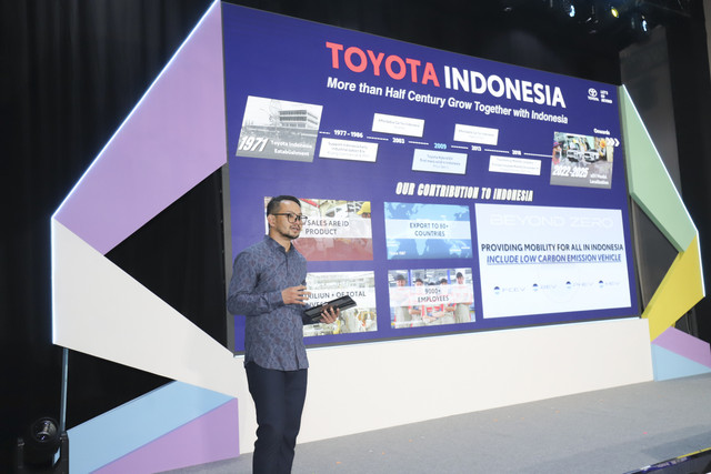 Head of Public Relation PT Toyota-Asta Motor Philardi Ogi menjadi pembicara pada kumparan New Energy Vehicle Summit 2025 di MGP Space, SCBD Park, Jakarta, Selasa (6/5/2025). Foto: Jamal Ramadhan/kumparan