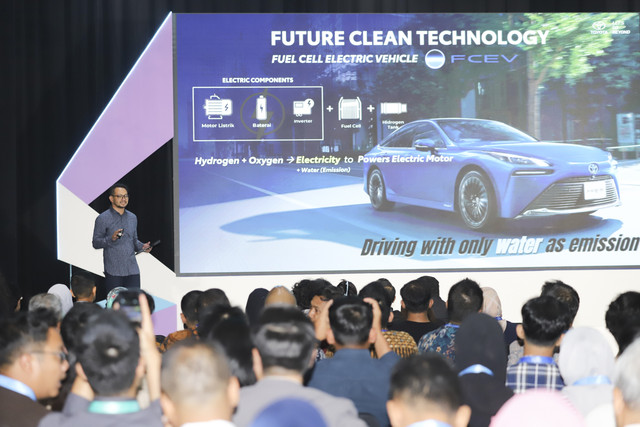 Head of Public Relation PT Toyota-Asta Motor Philardi Ogi menjadi pembicara pada kumparan New Energy Vehicle Summit 2025 di MGP Space, SCBD Park, Jakarta, Selasa (6/5/2025). Foto: Jamal Ramadhan/kumparan