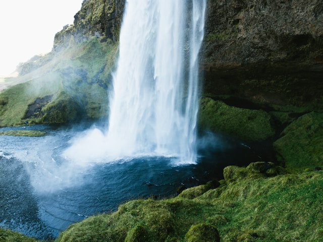 Curug Hordeng. Foto hanyalah ilustrasi, bukan tempat yang sebenarnya. Sumber: Unsplash/Jeff Sheldon