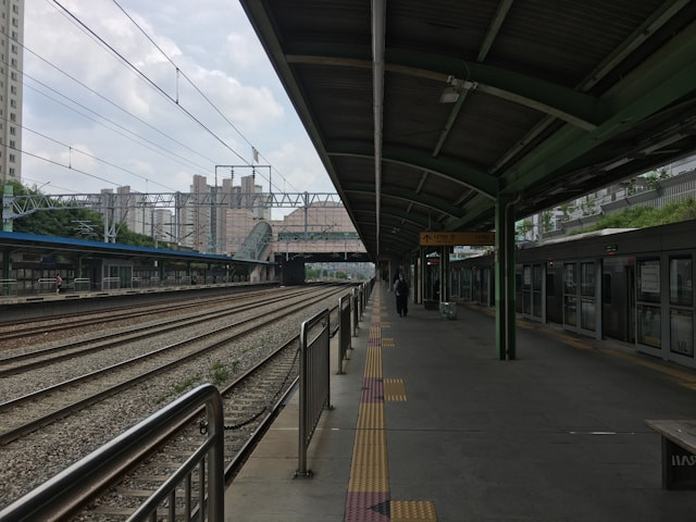 Stasiun Purwakarta Tipe Apa. Foto hanya ilustrasi, bukan tempat sebenarnya. Sumber: Unsplash/Taewoo Kim