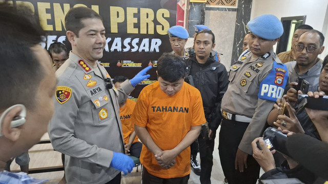 Kapolrestabes Makassar, Kombes Pol Arya Perdana, memperlihatkan tersangka Sudirman di Polrestabes Makassar. Foto: Dok. kumparan