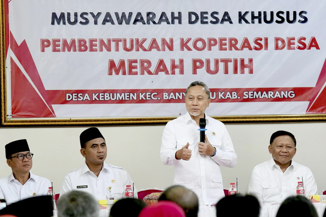 Menko Bidang Pangan Zulkifli Hasan hadir dalam Musyawarah Desa Khusus Pembentukan Kopdes Merah Putih di Kabupaten Semarang. Foto: Dok istimewa