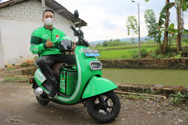 Ojek online adalah layanan transportasi umum menggunakan sepeda motor yang dapat dipesan melalui aplikasi di smartphone. Foto: Unsplash.com