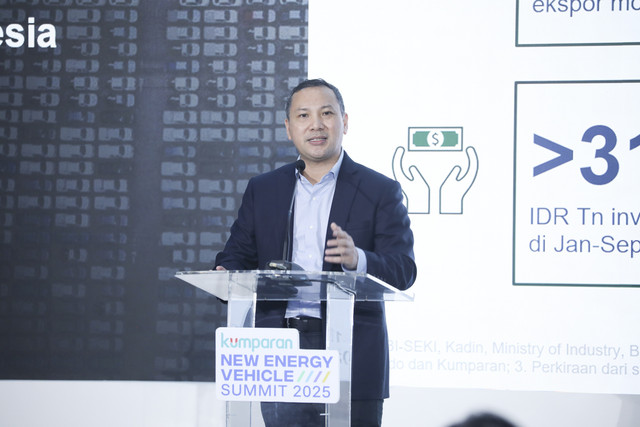 Deputi Bidang Infrastruktur Kemenko IPK M. Rachmat Kaimuddin memberikan keynote speech pada kumparan New Energy Vehicle Summit 2025 di MGP Space, SCBD Park, Jakarta, Selasa (6/5/2025). Foto: Syawal Darisman/kumparan