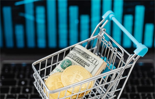 Sumber : Photo by Photo By: Kaboompics.com from Pexels: https://www.pexels.com/photo/gold-bitcoin-coins-and-cash-in-a-miniature-shopping-cart-5980876/