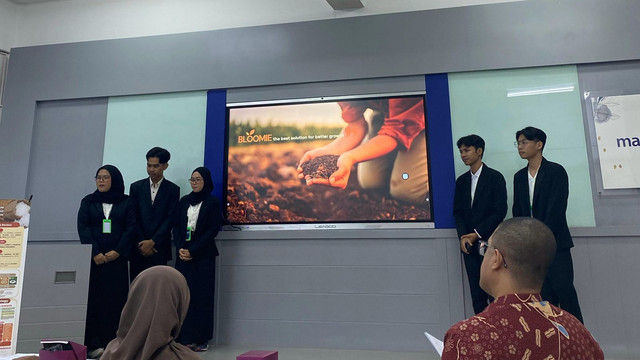 Tim Maxteam ITS saat presentasi final Bloomie dalam acara Process and Green Engineering Days (PGD) 2025 di Universitas Indonesia. Foto: Humas ITS