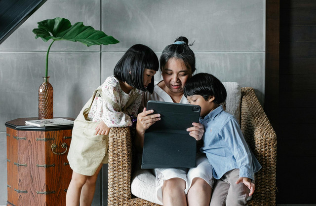 Ada banyak gadget untuk anak sekolah yang bisa dimanfaatkan untuk belajar dan bermain. Foto: Pexels.com