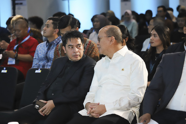 Pemimpin Redaksi Arifin Asydhad menyambut kedatangan Menteri Investasi dan Hilirisasi Rosan Roeslani saat menghadiri kumparan New Energy Vehicle Summit 2025 di MGP Space, SCBD Park, Jakarta, Selasa (6/5/2025). Foto: Jamal Ramadhan/kumparan