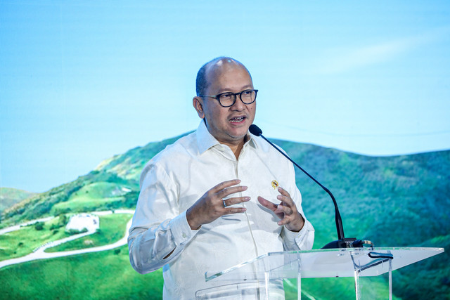 Menteri Investasi dan Hilirisasi Rosan Roeslani memberikan keynote speech pada kumparan New Energy Vehicle Summit 2025 di MGP Space, SCBD Park, Jakarta, Selasa (6/5/2025). Foto: Syawal Febrian Darisman/kumparan