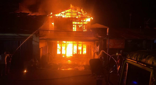 Kebakaran di Jalan RE Martadinata, Pontianak yang dibakar ODGJ. Foto: Dok. Istimewa