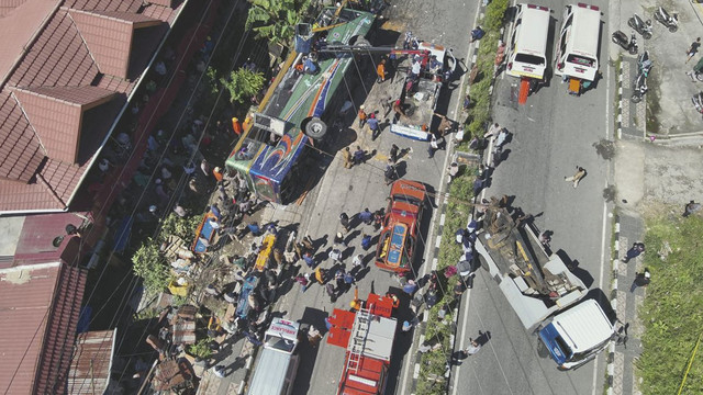 Foto udara suasana di lokasi kecelakaan satu unit bus milik perusahaan otobus (PO) Antar Lintas Sumatera (ALS) di Kota Padang Panjang, Sumatera Barat (Sumbar), Selasa (6/5/2025). Foto: Dok. Basarnas Padang