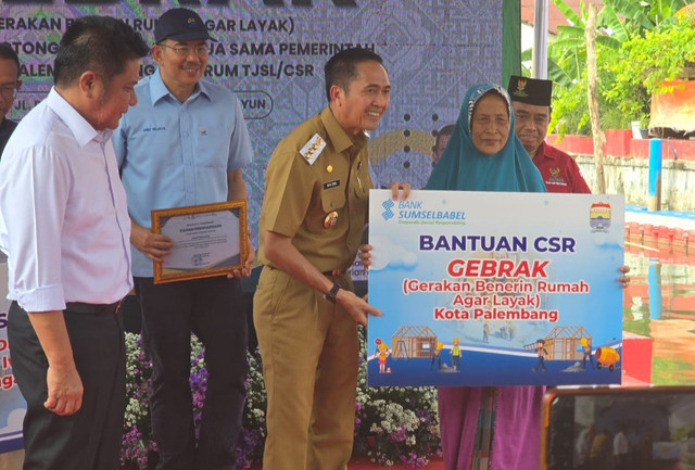 Wali Kota Palembang, Ratu Dewa, menyerahkan secara simbolis bantuan CSR Bank Sumsel Babel dalam program GEBRAK. (ist)