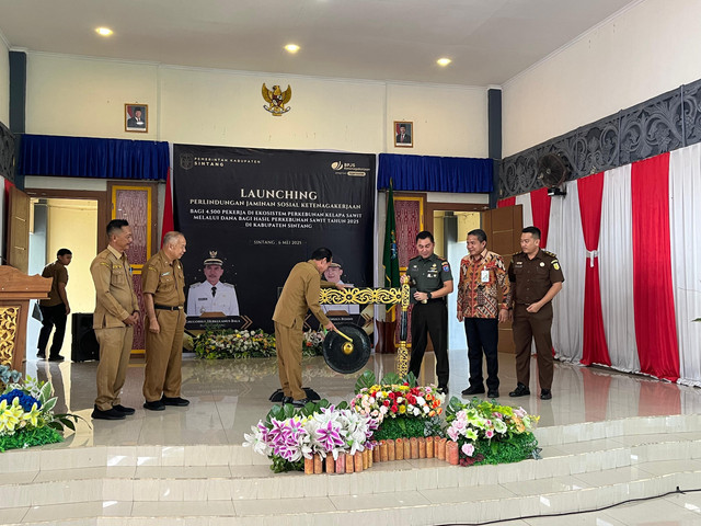 Bupati Sintang, Gregorius Herkulanus Bala memukul gong sebagai tanda telah dilaunchingnya perlindungan sosial ketenagakerjaan bagi 4.500 pekerja sawit di Kabupaten Sintang. Foto: Yusrizal Bota/Hi! Pontianak