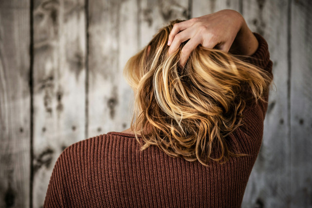 ilustrasi cara menebalkan rambut yang sudah rontok. sumber: unsplash/tim mossholder