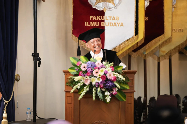 Guru Besar dalam bidang Sosiologi Sastra FIB UGM, Aprinus Salam, saat memberikan pidato pengukuhannya, Selasa (29/4). Foto: Dok. UGM
