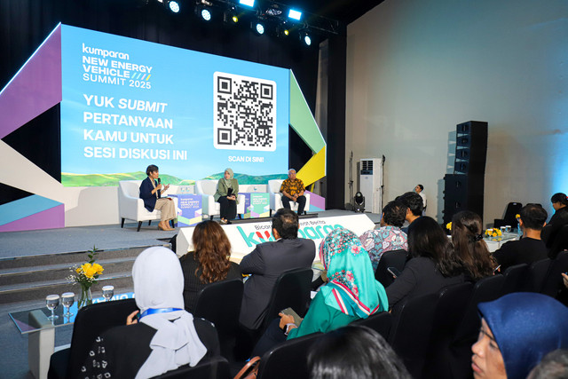 Perekayasa Ahli Muda Pusat Riset Konversi dan Konservasi Energi BRIN Hafsah Halidah (tengah) dan Peneliti Senior Pusat Sistem Transportasi Berkelanjutan ITB Agus Purwadi di acara kumparan New Energy Vehicle Summit 2025. Foto: Jamal Ramadhan/kumparan