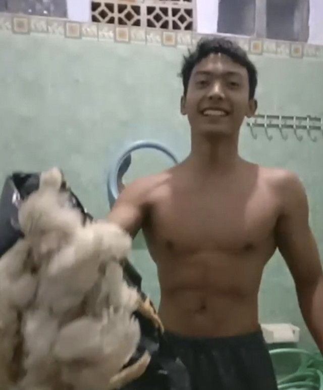 Tangkapan layar video viral atlet binaraga Kabupaten Malang mengolah ayam tiren untuk dikonsumsi. Foto: Dok. Istimewa