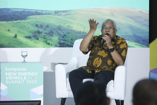 Peneliti Senior Pusat Sistem Transportasi Berkelanjutan ITB Agus Purwadi menjadi pembicara pada kumparan New Energy Vehicle Summit 2025 di MGP Space, SCBD Park, Jakarta, Selasa (6/5/2025). Foto: Syawal Darisman/kumparan