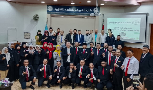 Rombongan KKL PDIH Unissula usai diskusi bersama guru besar Universitas Al Azhar Kairo, Mesir. (foto: Abdul Malik Syafi'i)