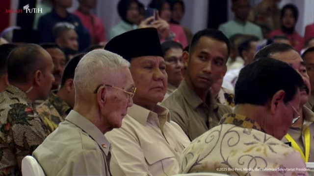 Presiden Prabowo duduk semeja dengan Try Sutrisno di Halal Bihalal Purnawirawan TNI AD. Foto: YouTube/ Sekretariat Presiden