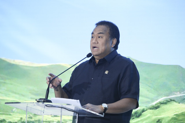 Anggota DPR RI sekaligus Ketua Liga Parlemen Indonesia-Jepang Rachmat Gobel memberikan keynote speech pada kumparan New Energy Vehicle Summit 2025 di MGP Space, SCBD Park, Jakarta, Selasa (6/5/2025). Foto: Syawal Darisman/kumparan