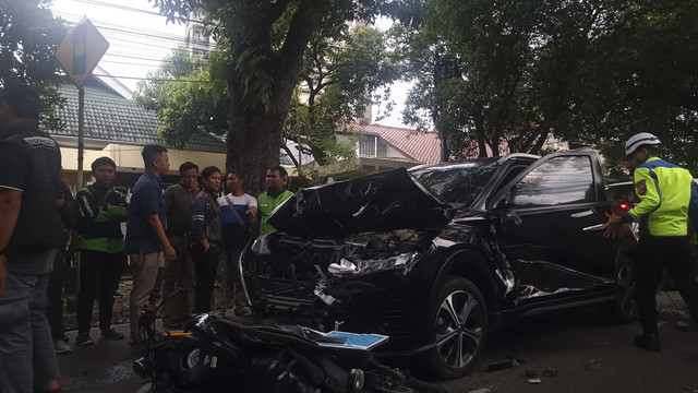 Lokasi kecelakaan beruntun di Jalan Anggrek, Bandung Wetan, Kota Bandung, pada Selasa (6/5/2025). Foto: Robby Bouceu/kumparan