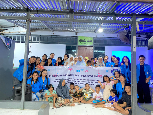 Dokumentasi bersama pengurus panti dan adik-adik panti (sumber: foto pribadi)
