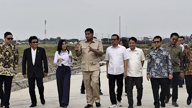 Menteri Perumahan dan Kawasan Permukiman Maruarar Sirait bersama Menteri Komunikasi dan Digital Meutya Hafid meninjau lokasi perumahaman untuk karyawan industri media, di Grand Harmoni, Cibitung, Bekasi, Jawa Barat, Selasa (6/5/2025). Foto: Alya Zahra/kumparan