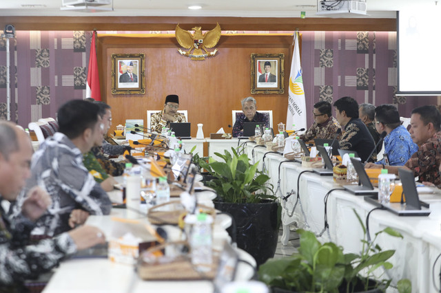 Mensos Saifullah Yusuf (Gus Ipul) memimpin rapat kerja bersama tim formatur Sekolah Rakyat, Selasa (6/05/2025). Foto: Dok. Kemensos
