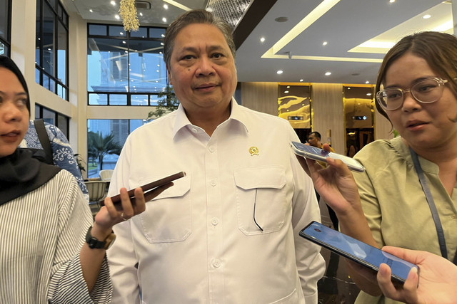Menteri Koordinator (Menko) Bidang Perekonomian Airlangga Hartarto, di kantornya, Selasa (6/5/2025). Foto: Muhammad Fhandra Hardiyon/kumparan