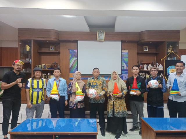 Penyerahan alat olahraga dari tim pengabdian UMY kepada para peserta.