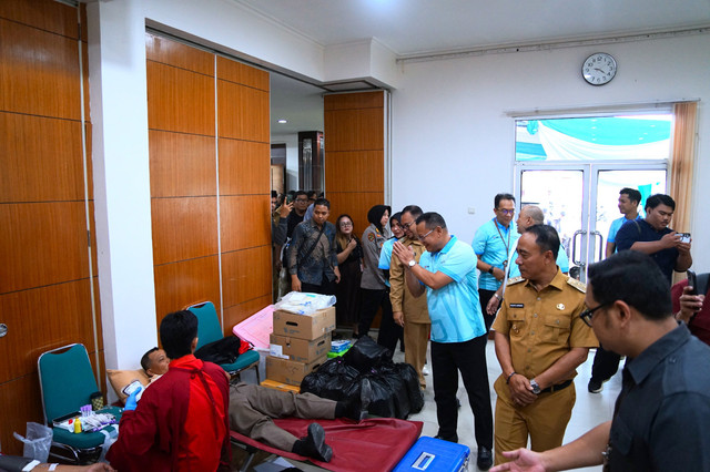 Dirut Bank Kalbar, Rokidi bersama Wakil Gubernur Kalbar, Krisantus saat mengunjungi pada pendonor. Foto: Dok. Bank Kalbar
