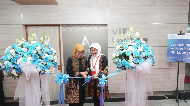 CEO RS MMC dr. Isnindyarti, MKM (kiri) dan CEO AdMedika Dian Prambini (kanan) saat melakukan peresmian AdMedika VIP Executive Lounge di Rumah Sakit Metropolitan Medical Centre (RS MMC). Foto: Dok. Telkom