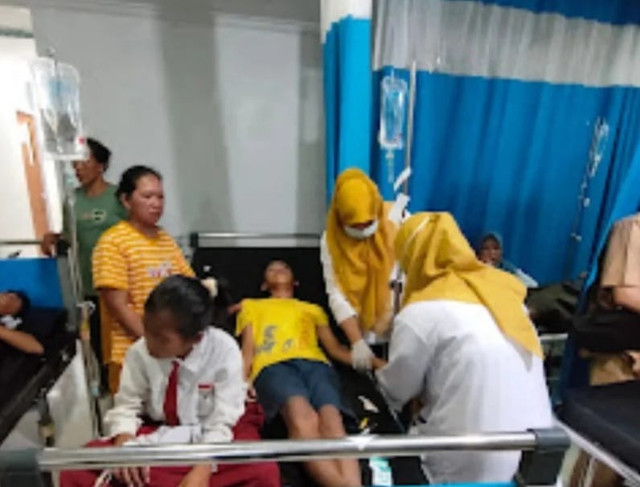 Saat siswa mendapatkan perawatan usai keracunan makanan yang diduga dari MBG. Foto : Istimewa